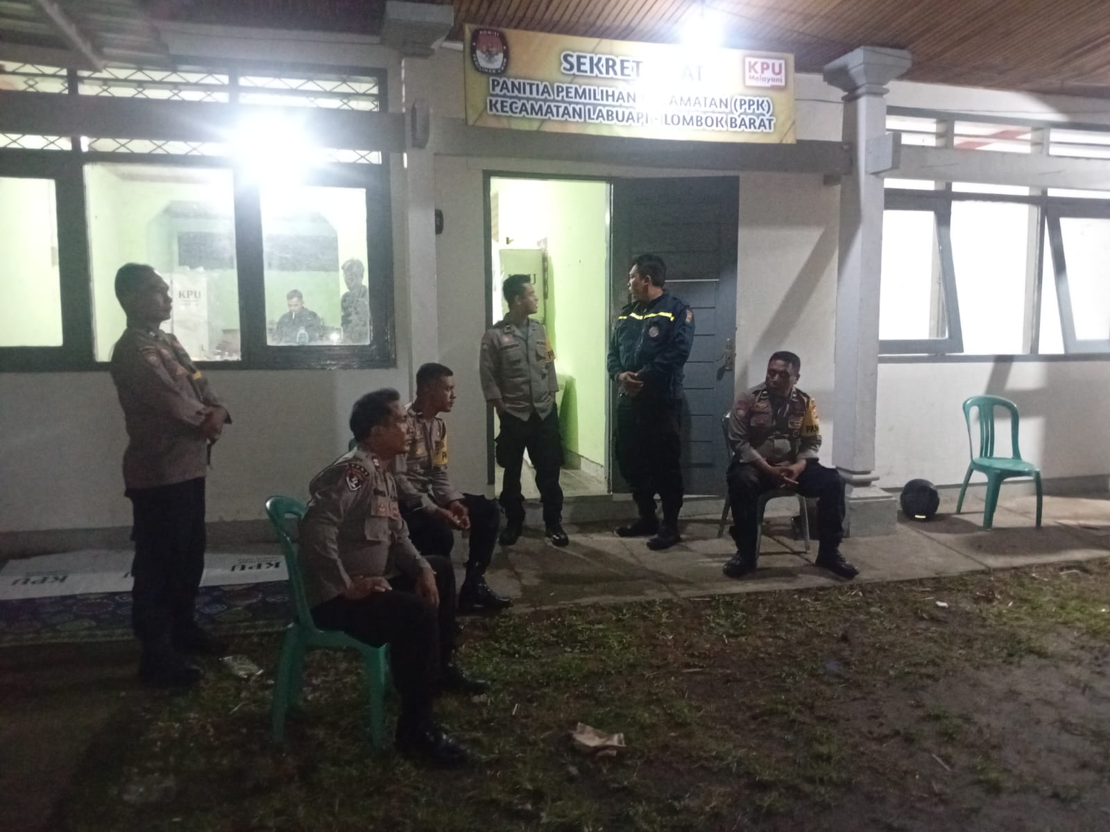 Patroli Dini Hari, Polsek Labuapi Kawal Ketat Kotak Suara Pilkada 2024