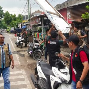 Labuapi Tertibkan APK, Langkah Awal Ciptakan Suasana Pemilu Aman