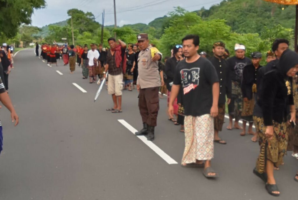 Nyongkolan Sekotong Barat Pengamanan Polisi Ciptakan Suasana Kondusif