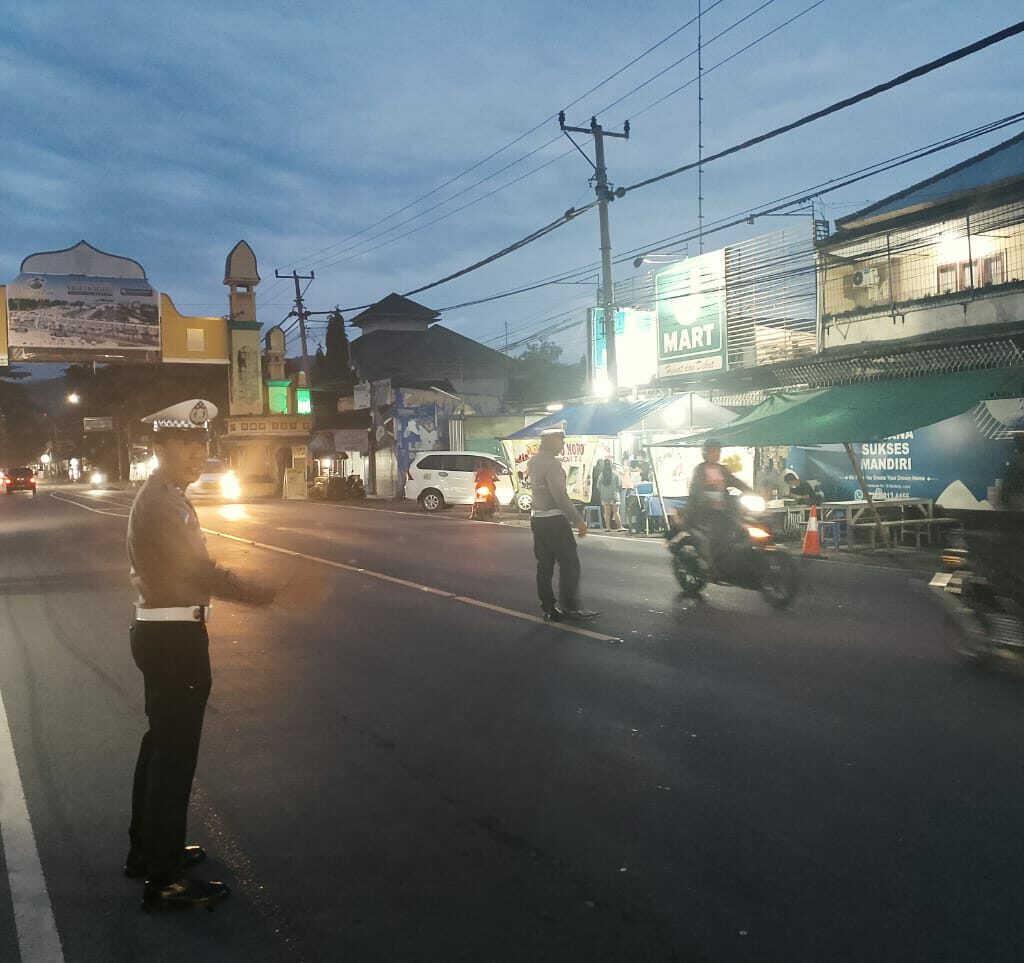 Senggigi Malam Ini, Polisi Turun Tangan Atur Lalu Lintas Demi Kenyamanan Wisatawan