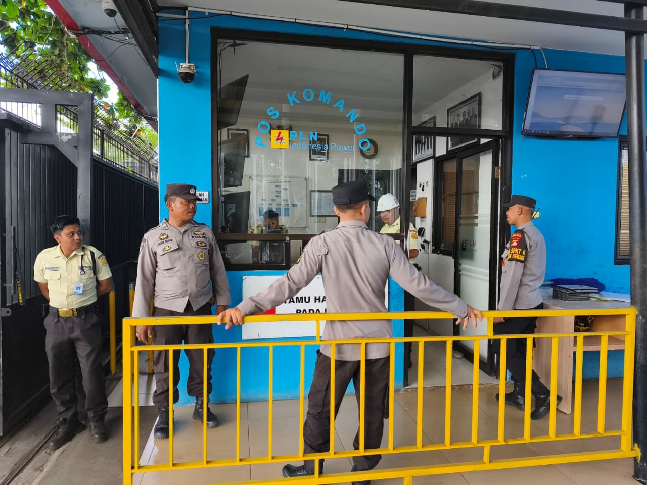 Patroli Polsek Gerung di Bank, Pantai, dan PLTU Pastikan Keamanan Masyarakat