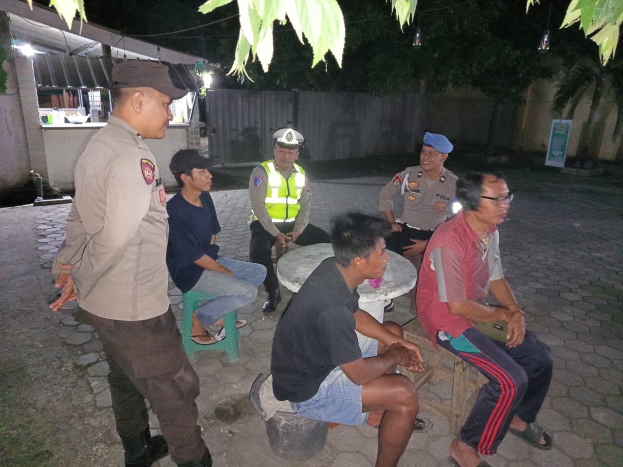 Wujudkan Lingkungan Aman, Polsek Kediri Intensifkan Patroli Malam di Desa Lelede