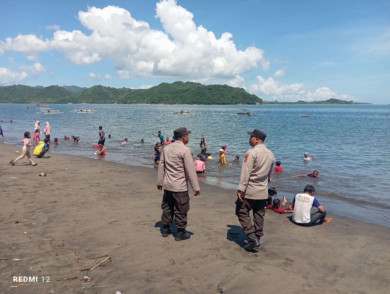 Upaya Polsek Lembar Tingkatkan Keamanan di Pantai Cemara dengan Patroli KRYD