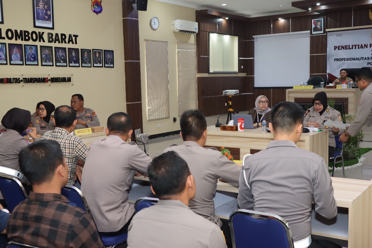 Lombok Barat, NTB – Tim dari Pusat Penelitian dan Pengembangan (Puslitbang) Kepolisian Republik Indonesia (Polri) menggelar penelitian penting di Polda Nusa Tenggara Barat (NTB) pada hari Selasa (29/4/2025). Kegiatan yang berfokus pada peningkatan profesionalitas anggota Polri serta mitigasi potensi pelanggaran etik ini dilaksanakan di Mapolres Lombok Barat. Melibatkan personel dari Polres Lombok Barat dan Polres Lombok Utara. Kegiatan ini dihadiri oleh sejumlah pejabat utama dari kedua Polres serta perwakilan anggota. Ketua Tim Puslitbang Polri, Kombes Pol A. Widihandoko, S.H., M.H., memimpin langsung jalannya penelitian. Turut hadir Wakapolres Lombok Barat, Kompol Kadek Metria, S.Sos., S.H., M.H., dan Wakapolres Lombok Utara, Kompol Adhika Ginanjar W., S.E., M.Si., beserta tim dari Puslitbang Polri. Sambutan Hangat dan Harapan Peningkatan Kualitas SDM Mengawali kegiatan, Kapolres Lombok Barat, Polda NTB, AKBP Yasmara Harahap, S.I.K., melalui Wakapolres Lombok Barat, Kompol Kadek Metria, menyoroti jumlah personel di wilayah hukumnya. "Kami berharap dengan adanya penelitian ini, akan ada masukan yang konstruktif bagi pimpinan dalam mengambil kebijakan terkait peningkatan profesionalitas dan pengembangan personel," ujar Kompol Kadek Metria dalam sambutannya. Mitigasi Etik Ketua Tim Puslitbang Polri, Kombes Pol A. Widihandoko, dalam paparannya menyampaikan latar belakang dilaksanakannya penelitian ini. Menyoroti maraknya pelanggaran kode etik yang dilakukan oleh oknum anggota Polri, yang berdampak signifikan terhadap citra institusi di mata masyarakat. "Pelanggaran etik ini menjadi landasan bagi kami untuk melaksanakan kegiatan mitigasi etik. Tujuannya adalah untuk mengidentifikasi akar permasalahan, mengurangi risiko terjadinya pelanggaran di masa depan, serta meningkatkan profesionalisme seluruh anggota Polri," tegas Kombes Pol A. Widihandoko. Menambahkan bahwa hasil dari penelitian ini akan menjadi bahan masukan penting bagi pimpinan Polri dalam merumuskan langkah-langkah kebijakan yang lebih efektif. Diskusi Mendalam dan Pengumpulan Data Setelah sesi paparan, kegiatan dilanjutkan dengan sesi Focus Group Discussion (FGD) dan wawancara yang dipandu oleh AKBP Ade Chadidjah, S.Sos., dan Konsultan dari Badan Riset dan Inovasi Nasional (BRIN), Dini Dwi Kusumaningrum, S.Sos., M.Si. Sesi ini bertujuan untuk menggali perspektif dan pengalaman langsung dari para personel terkait profesionalitas dan tantangan etika yang mereka hadapi dalam bertugas. Selain itu, para Pejabat Utama (PJU) dari Polres Lombok Barat dan Lombok Utara serta perwakilan personel juga mengisi kuesioner yang telah disiapkan oleh tim Puslitbang Polri. Pengumpulan data melalui FGD, wawancara, dan kuesioner ini diharapkan dapat memberikan gambaran yang komprehensif mengenai kondisi profesionalitas dan potensi risiko etik di lingkungan Polda NTB, khususnya di wilayah Lombok Barat dan Lombok Utara. Kegiatan penelitian ini diakhiri dengan sesi penutup dan foto bersama sebagai bentuk dokumentasi. Langkah selanjutnya adalah Tim Puslitbang Polri akan menganalisis data yang terkumpul untuk kemudian merumuskan rekomendasi yang akan disampaikan kepada pimpinan Polri. Diharapkan, hasil penelitian ini dapat menjadi landasan penting dalam upaya berkelanjutan untuk meningkatkan profesionalitas dan integritas seluruh anggota Polri. Serta meminimalisir terjadinya pelanggaran etik demi terwujudnya Polri yang semakin dipercaya dan dicintai masyarakat.
