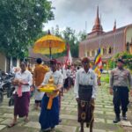 Pengamanan Ketat Prosesi Sakral Nunas Tirta Suci Warnai Waisak di Mareje Lembar, Lombok Barat