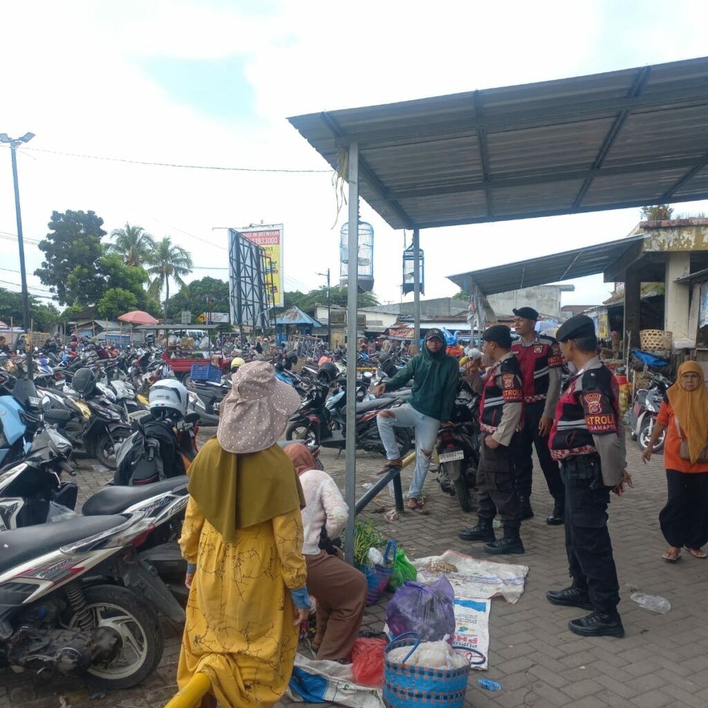 Polres Lombok Barat Kenalkan KEMOS dalam Patroli Pasar Kediri
