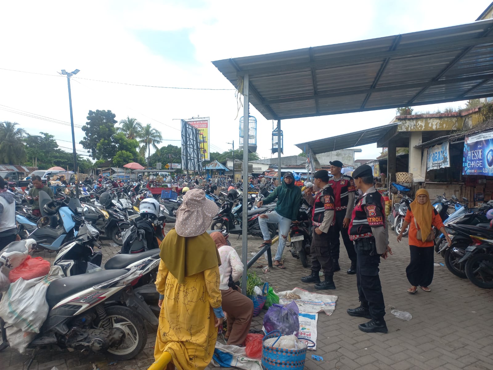 Polres Lombok Barat Kenalkan KEMOS dalam Patroli Pasar Kediri