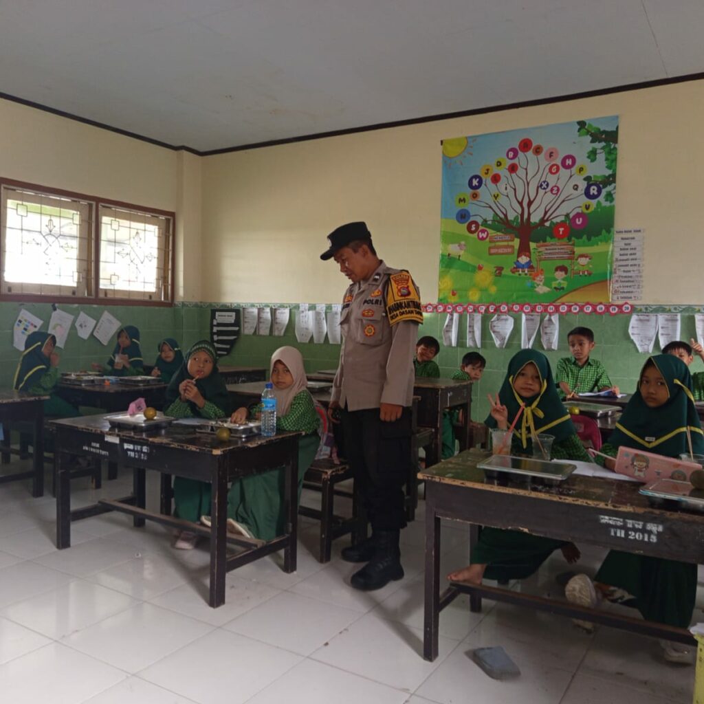 Sinergi Polsek Gerung dan SPPG Wujudkan Program Makan Bergizi di SDN Dasan Tapen