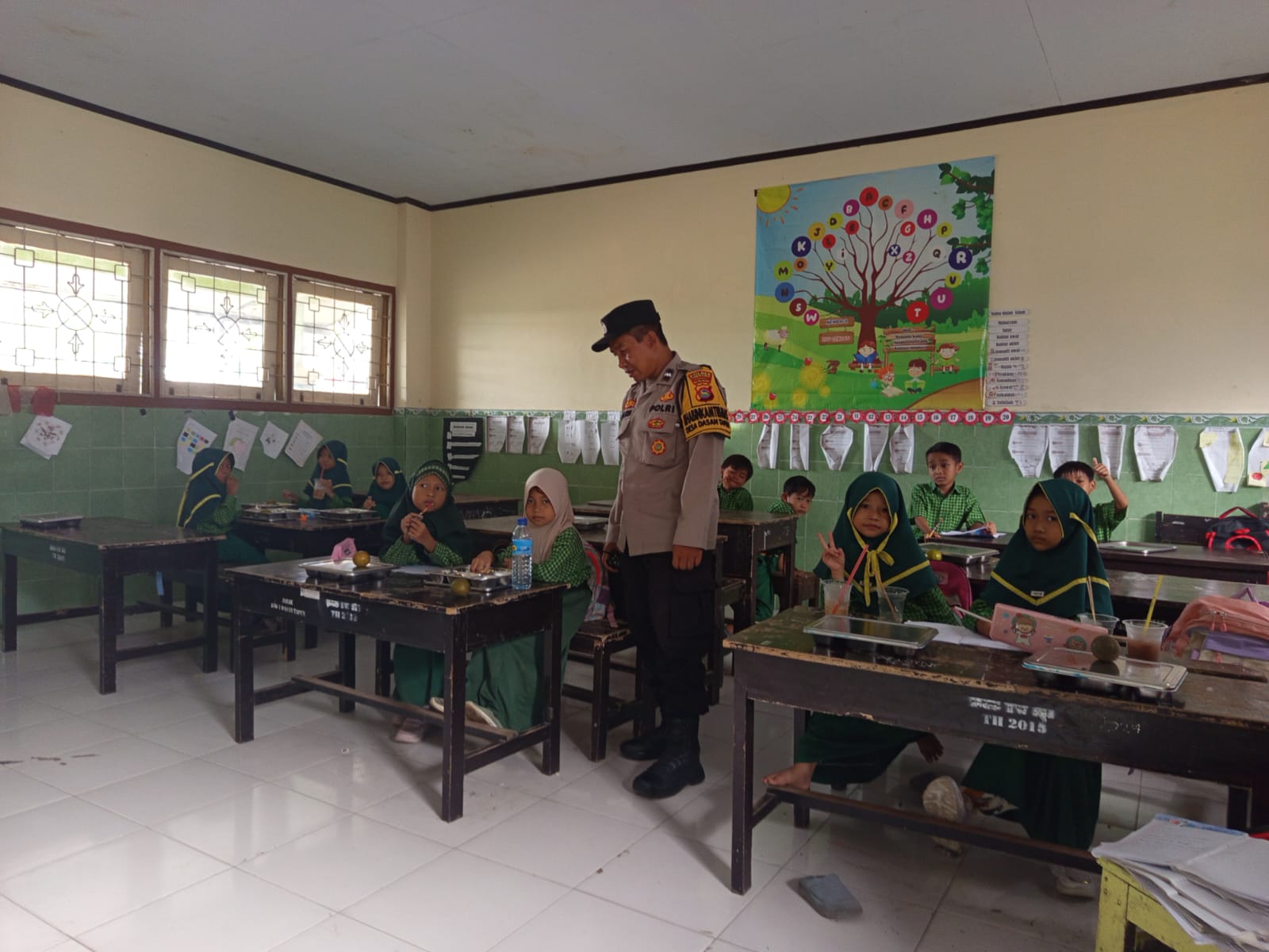 Sinergi Polsek Gerung dan SPPG Wujudkan Program Makan Bergizi di SDN Dasan Tapen