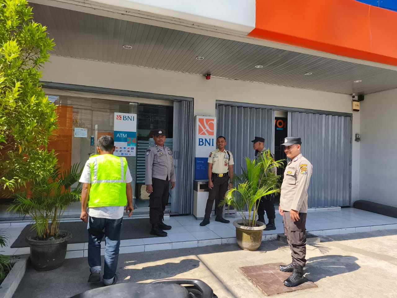 Upaya Polsek Gerung Jaga Keamanan: Patroli di Objek Vital