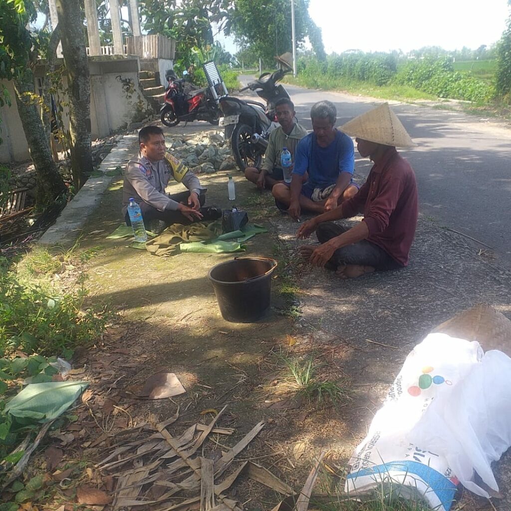 Pentingnya Ketahanan Pangan: Polsek Kuripan Kunjungi Warga Desa Jagaraga