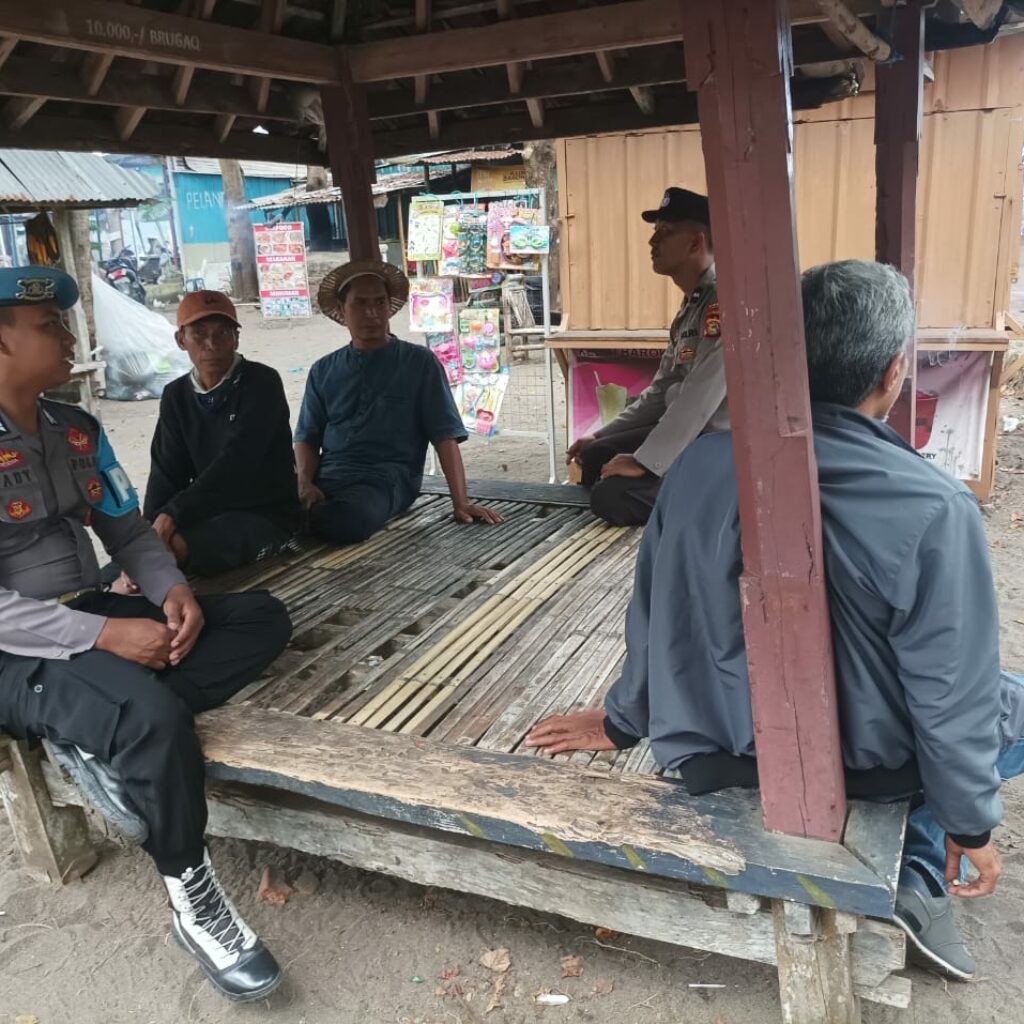 Polsek Lembar Ciptakan Kamtibmas Kondusif Melalui Patroli Dialogis