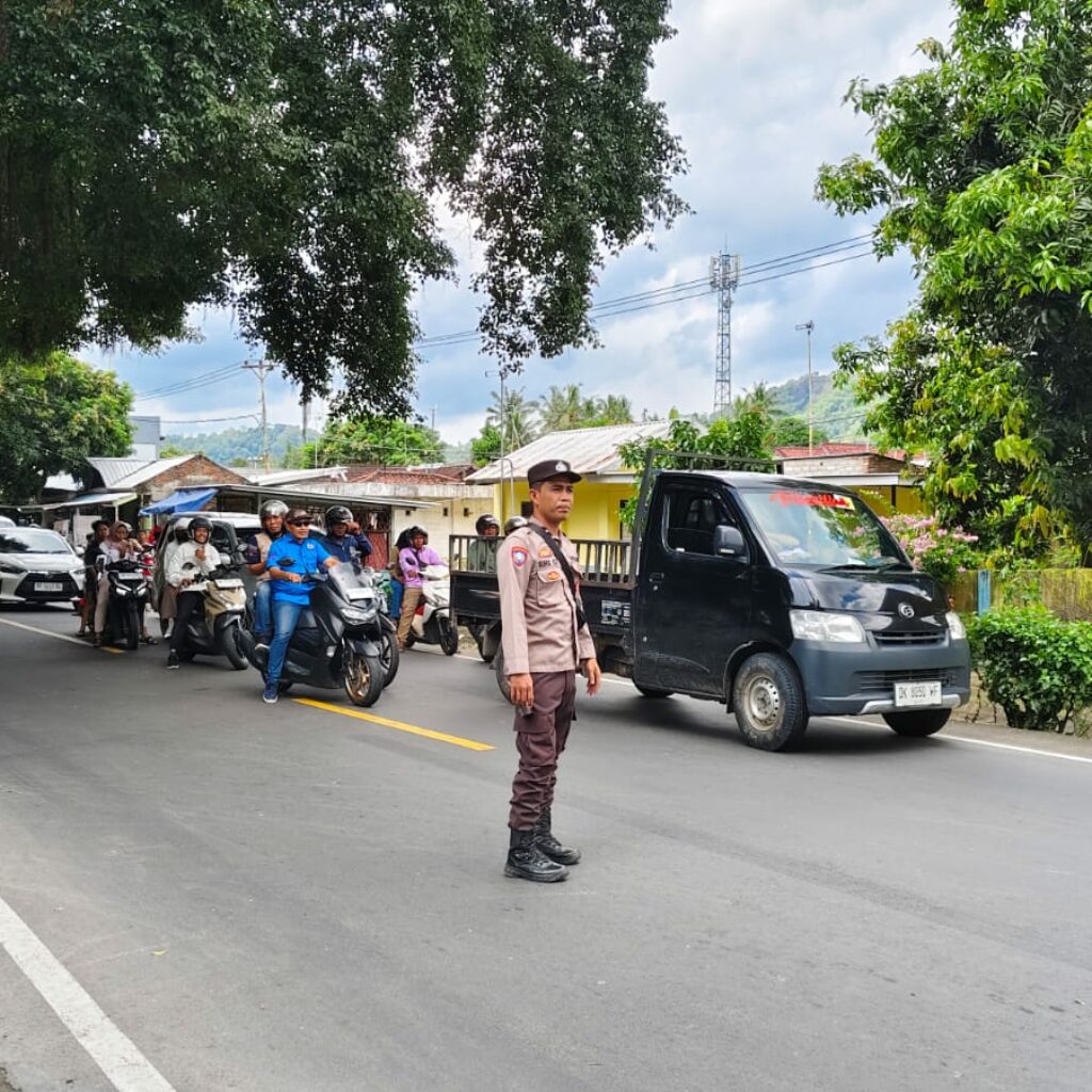 Polsek Lembar Amankan Kegiatan Pemangkasan Pohon Demi Keamanan Lalu Lintas