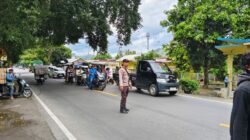 Polsek Lembar Amankan Kegiatan Pemangkasan Pohon Demi Keamanan Lalu Lintas