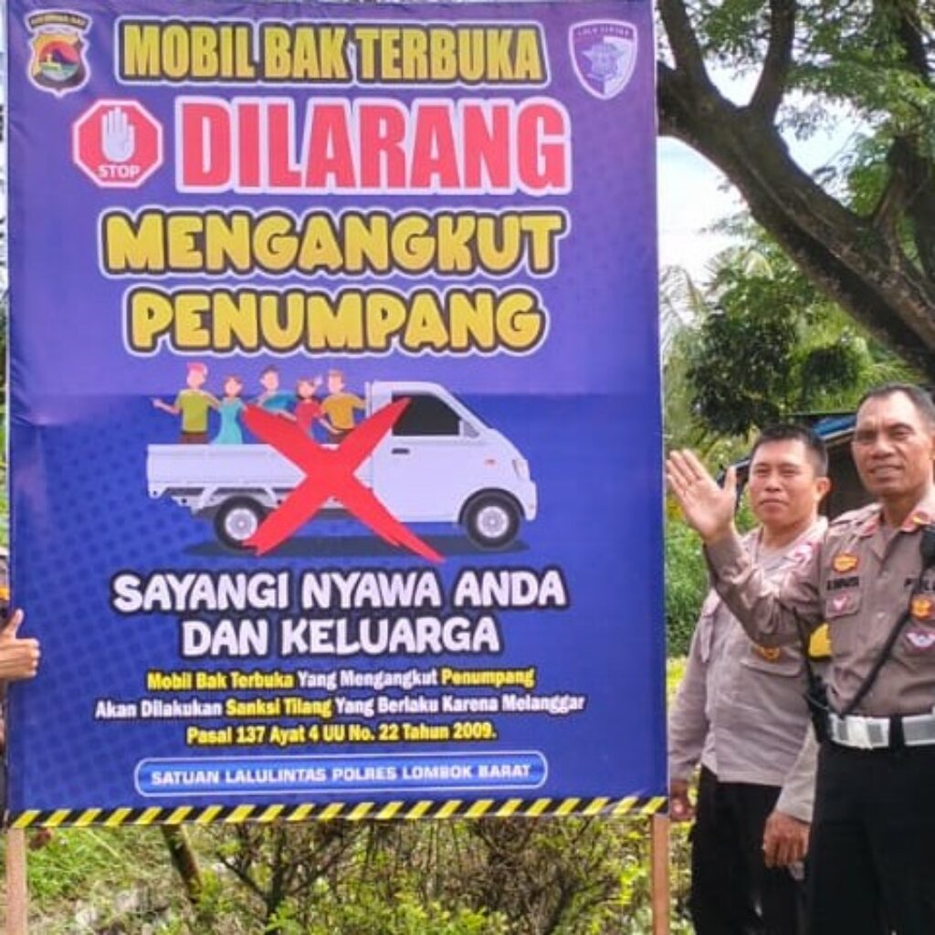 Satlantas Polres Lombok Barat Gencar Pasang Spanduk Himbauan Keselamatan Berlalu Lintas
