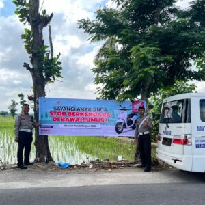 Polres Lombok Barat Pasang Spanduk di Bundaran Penas, Soroti Bahaya Anak di Bawah Umur Mengemudi