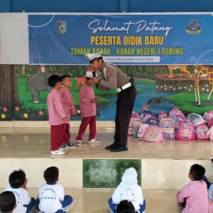 Edukasi Rambu dan Helm: Polres Lombok Barat Tanamkan Tertib Lalu Lintas Sejak Dini