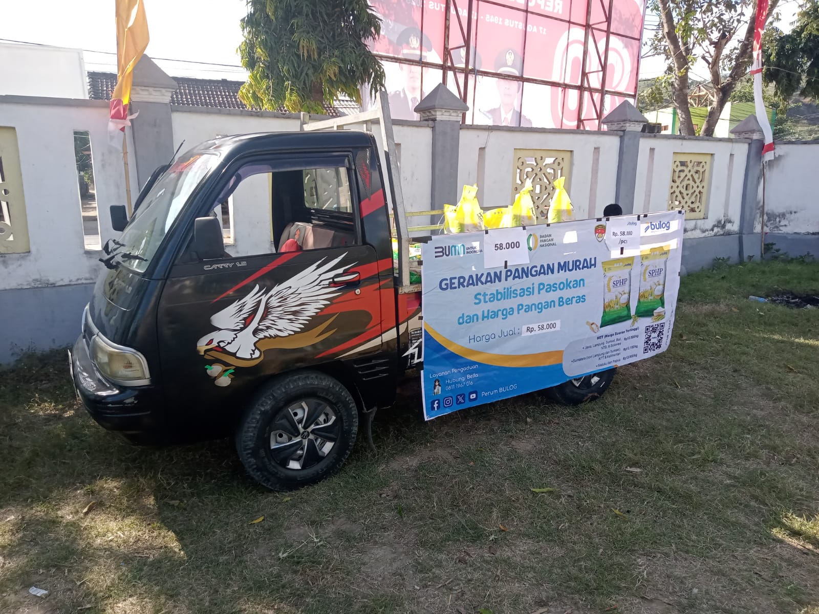 Beras Murah Bulog di Sekotong Stabilkan Harga, Warga Antusias