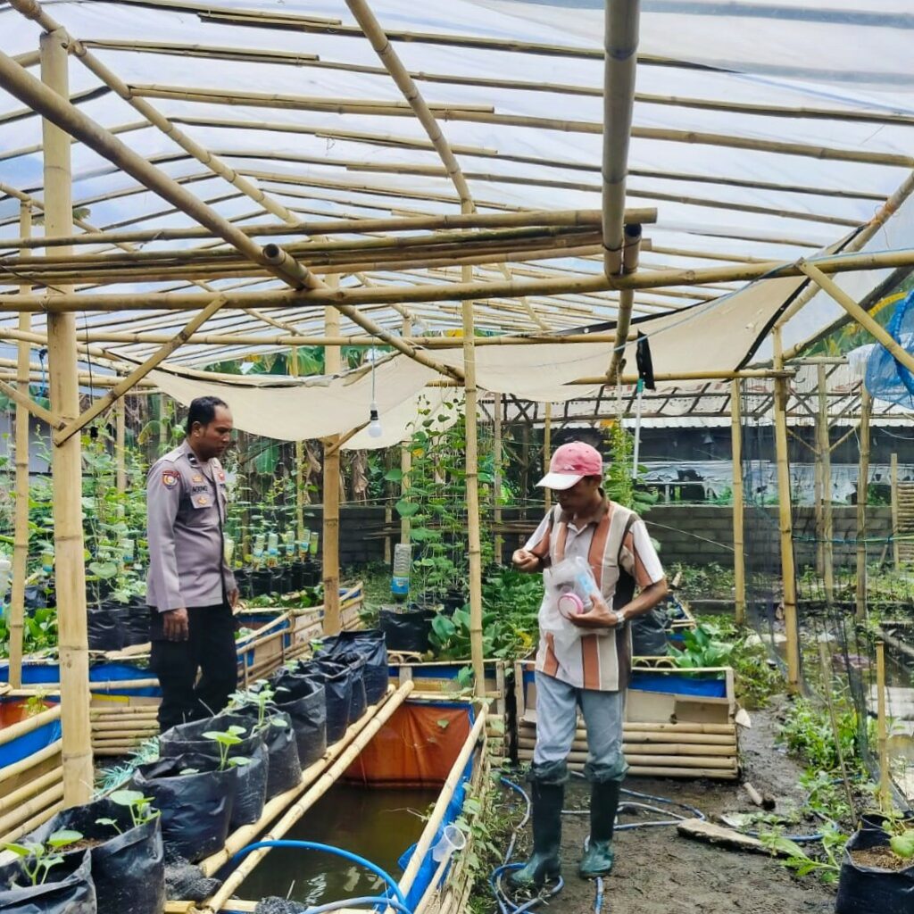 Bhabinkamtibmas Ajak Warga Dusun Tempit Tanam Sayur di Pekarangan Rumah
