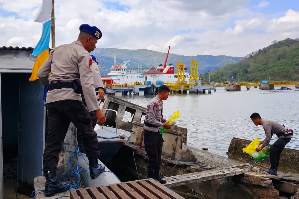 Polri Peduli, Polres Lombok Barat Gelar Gerakan Pangan Murah di Pesisir Lembar