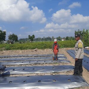 Bhabinkamtibmas Kediri Ajak Warga Montong Are Manfaatkan Lahan Kosong