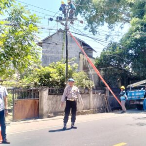 Polsek Lembar Pastikan Lalu Lintas Lancar di Jalan Datu Kedaro