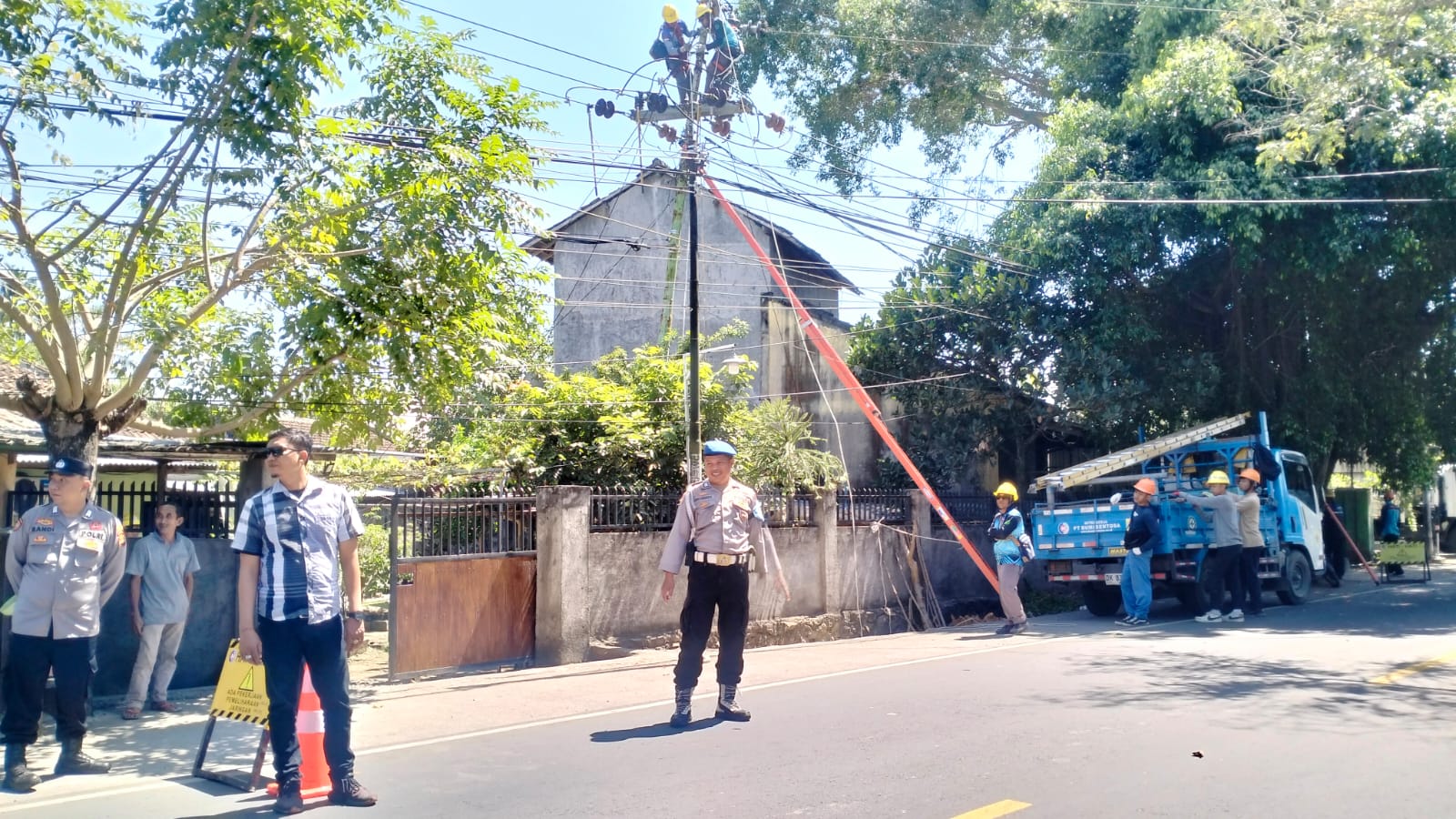 Polsek Lembar Amankan Pemangkasan Pohon di Dusun Batu Samban