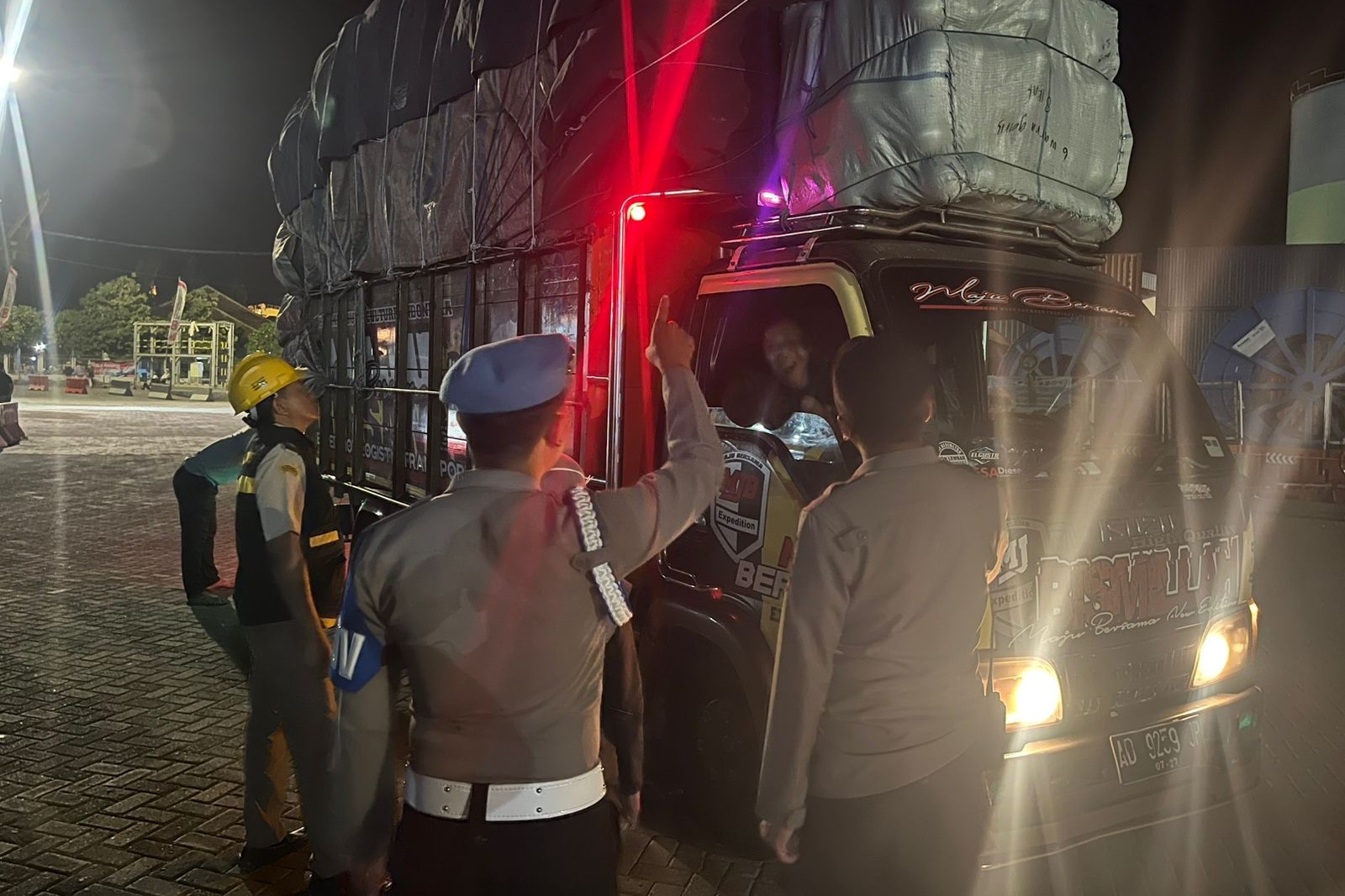 Polsek Kawasan Pelabuhan Lembar Cegah Gangguan Kamtibmas Lewat Pemeriksaan Bongkaran