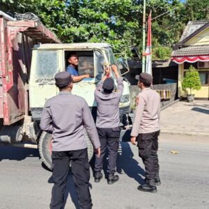 Meriahkan HUT RI, Polsek Lembar Tebar Bendera Merah Putih untuk Sopir Truk di Pelabuhan