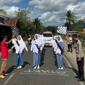 Ratusan Pelajar Meriahkan Gerak Jalan HUT RI di Sekotong