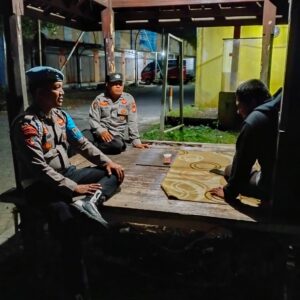 Sinergi Polisi dan Penjaga Malam di Desa Rumak Jaga Kamtibmas Kediri