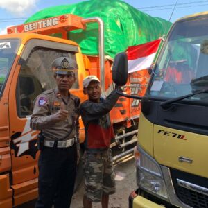 Gerakan Polantas Menyapa di Simpang 5 Koperasi, Satlantas Ajak Warga Kibarkan Merah Putih