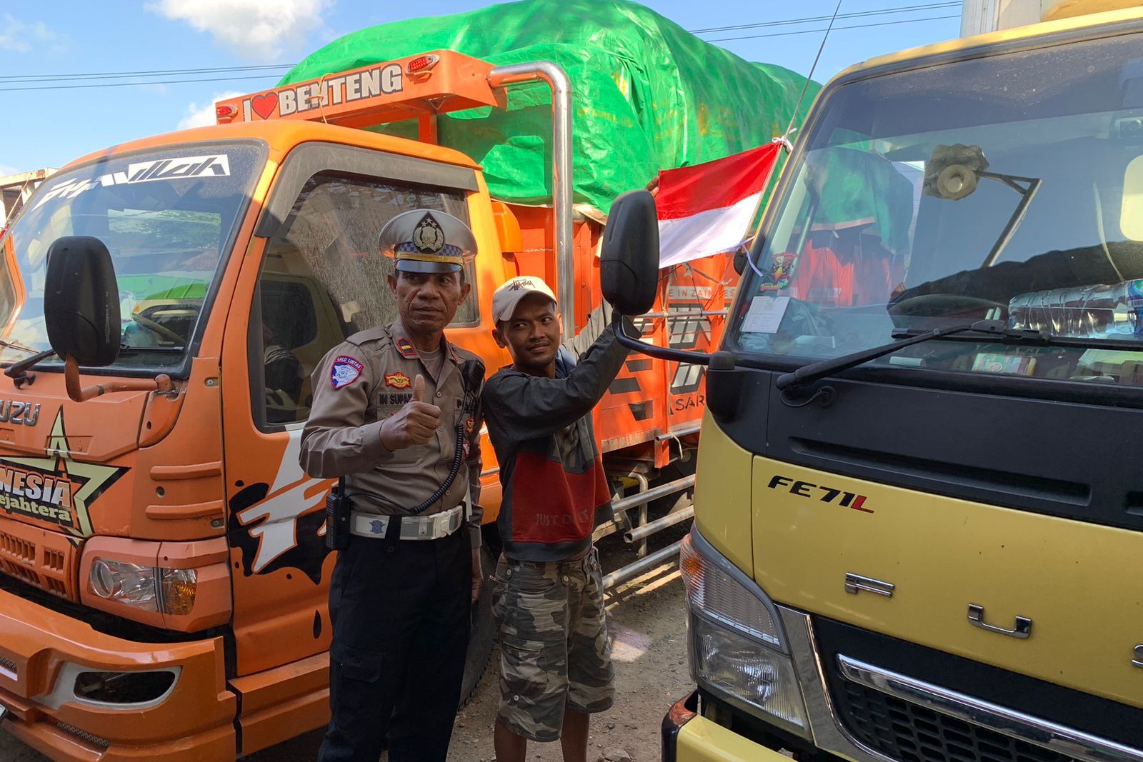 Tugu Tank Gerung Jadi Titik Patriotisme: Polantas Bagikan Bendera Merah Putih