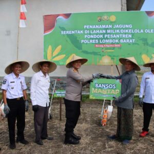 Polres Lombok Barat dan Ponpes Manbaul Ulum Tanam Jagung Serentak di Mesanggok