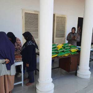 Warga Telagawaru Antusias Sambut Pangan Murah Polres Lombok Barat