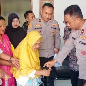 Kasat Binmas Polres Lombok Barat Pimpin Penyaluran Tongkat bagi Lansia dan Disabilitas