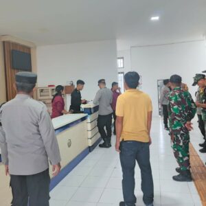 Patroli Gabungan Polsek Kuripan-TNI Jaga Kamtibmas di Lombok Barat
