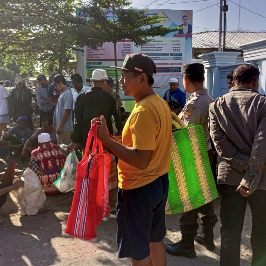 Silaturahmi Polres Lombok Barat di Pasar Segenter Warga Diajak Aktif Jaga Keamanan