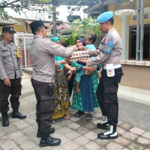 Peduli Gizi Balita, Polsek Kediri Rutin Bagikan Telur di Dusun Tinggar, Lombok Barat
