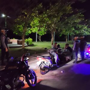 Jaga Kamtibmas, Polisi Rutin Patroli Malam di Desa Perampuan, Labuapi