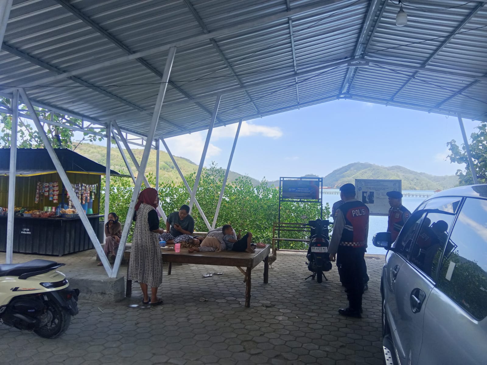 Sinergi Polisi dan Warga: Patroli Dialogis di Ekowisata Mangrove Sekotong Berjalan Lancar