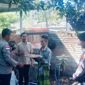 Warga Bertong Barat Terima Bantuan Nutrisi Mantap dari Polsek Sekotong