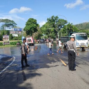Kolaborasi Polsek Gerung dan Damkar Bersihkan Tumpahan Solar di Simpang Lima Patung Koperasi