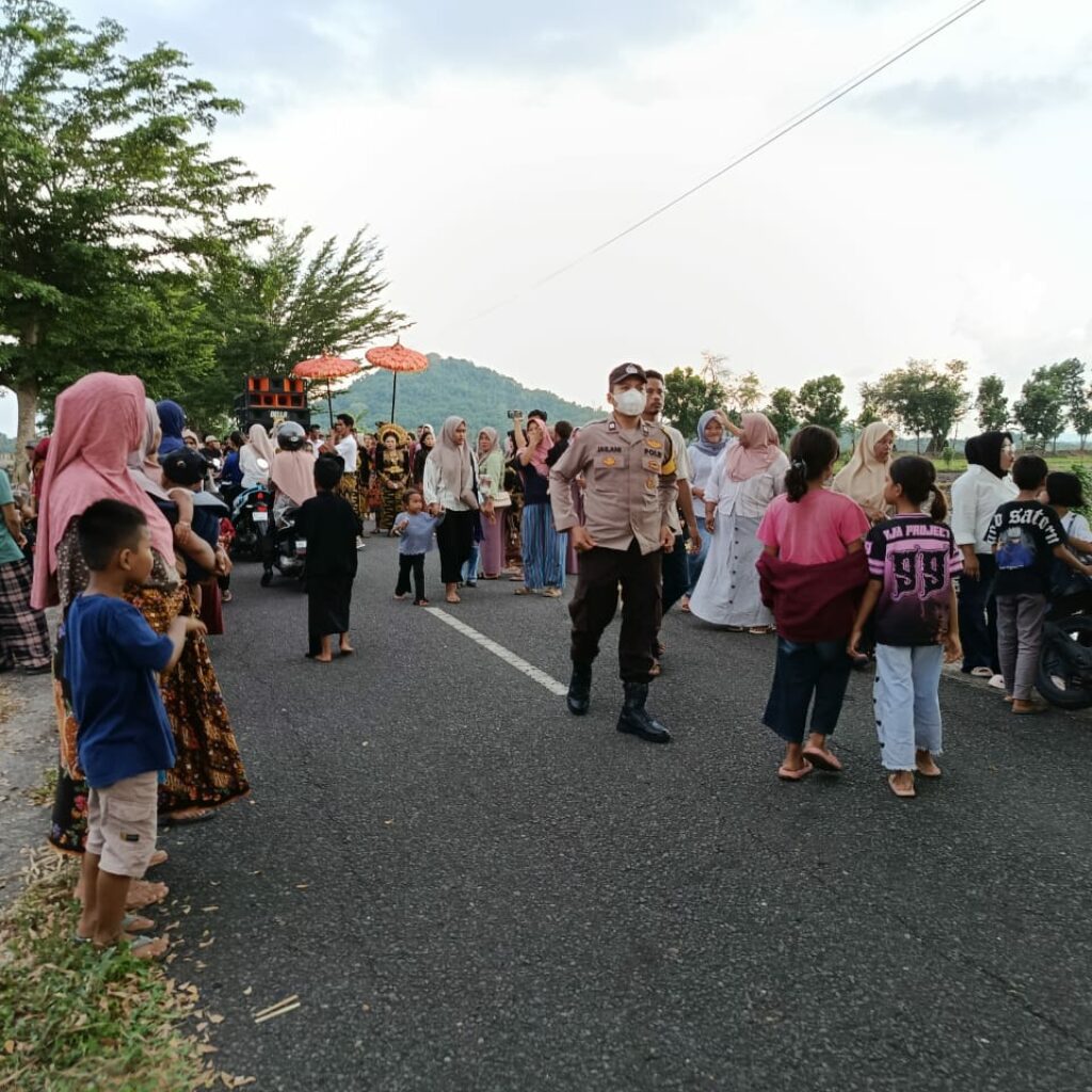 Nyongkolan Suku Sasak di Kuripan: Polisi Urai Kepadatan Lalin