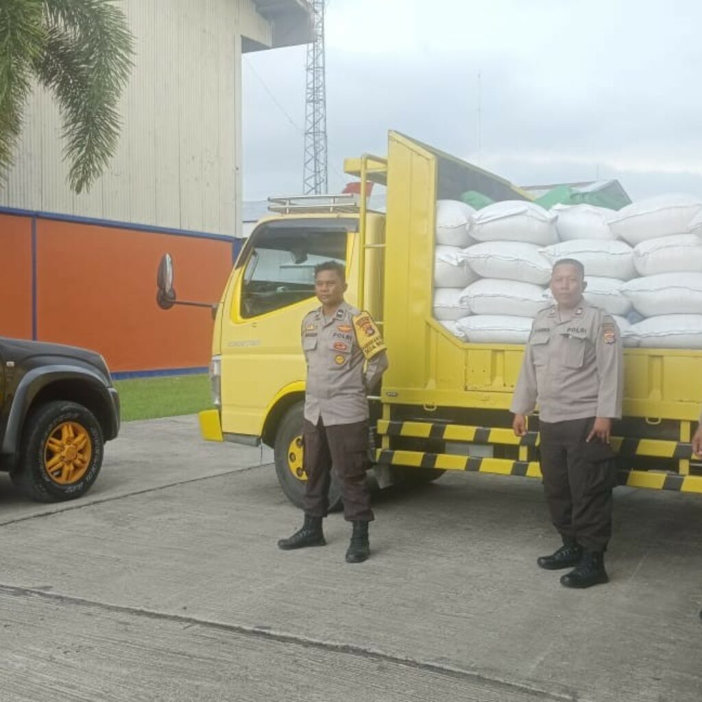 Dukung Ketahanan Pangan, Polsek Gerung Awasi Penyaluran 4,5 Ton Jagung