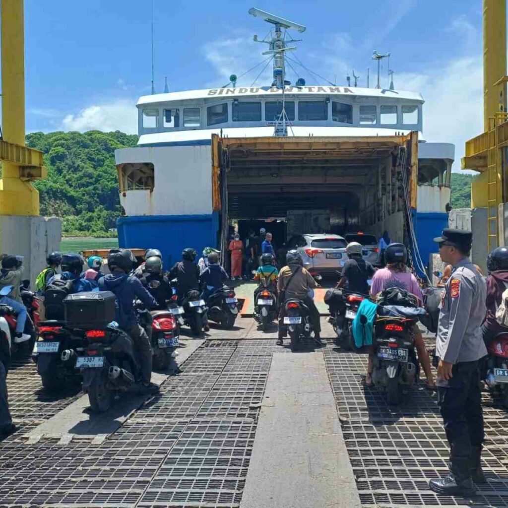 Antisipasi Kerawanan Nataru: Polsek Lembar Cek Dokumen Kendaraan Kapal