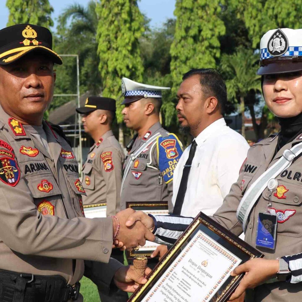 Dukung Inovasi, Polres Lombok Barat Anugerahi Personel Terbaik di Police of The Month