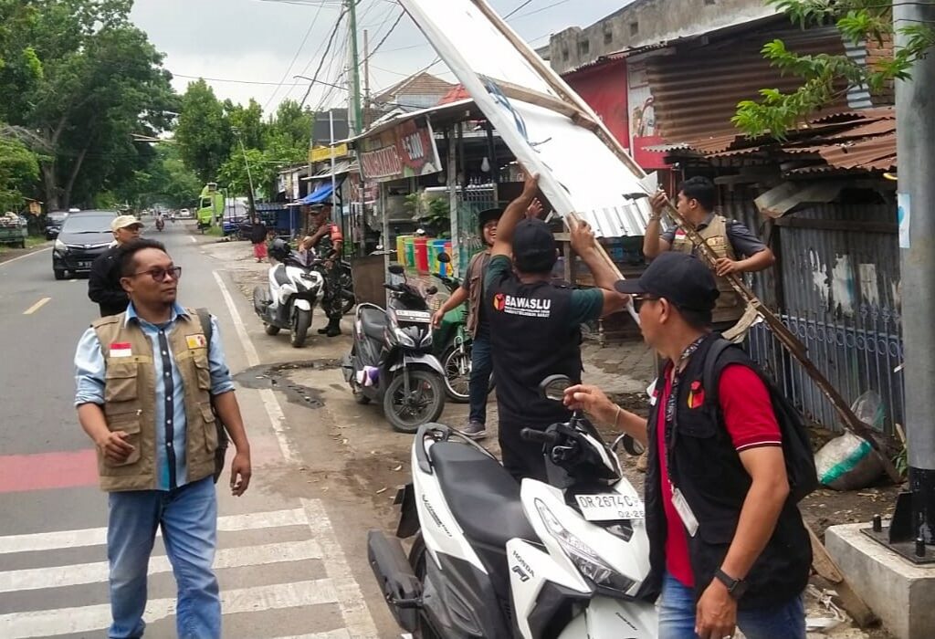 Pilkada Damai, Penertiban APK di Labuapi Lombok Barat Berjalan Mulus