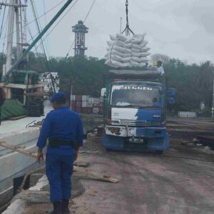 Pengawasan Ketat di Pelabuhan Lembar: Upaya Polairud Jaga Sitkamtibmas