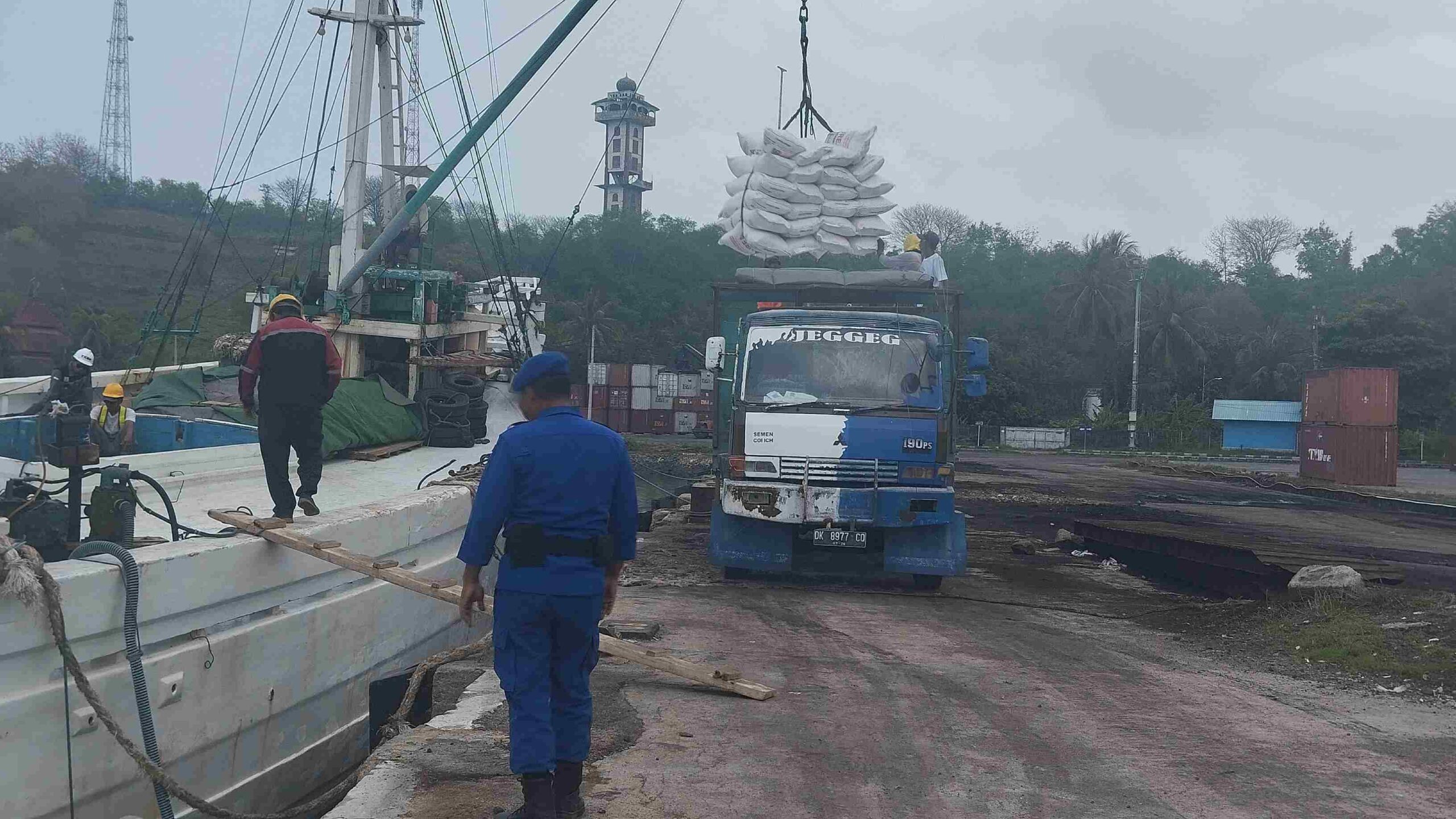 Polairud Lombok Barat Jaga Keamanan Pelabuhan Lembar dengan Patroli Rutin